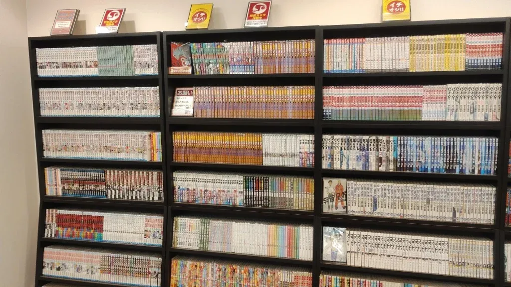 ずらりと単行本が並ぶ休憩処の漫画コーナー