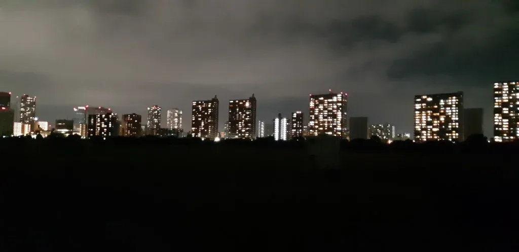 夜の多摩川沿いから望む川崎のマンション夜景