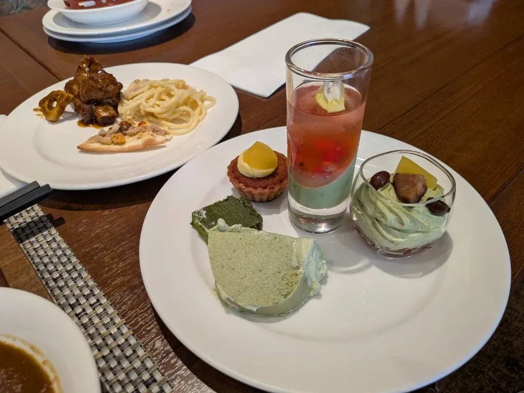 抹茶スイーツが美しく盛られたデザートプレート