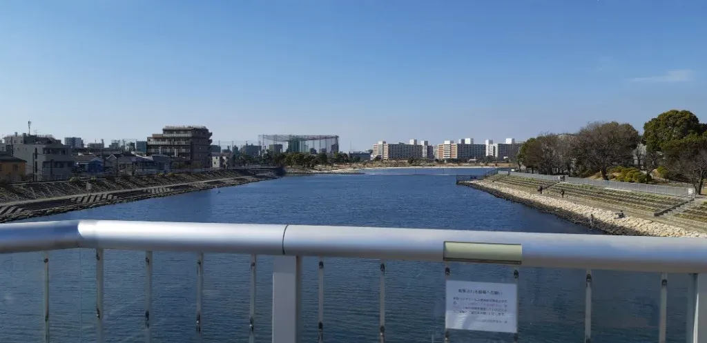昭和島駅へと向かう途中の開放的な運河の景色