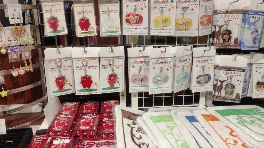売店に並ぶビラッキーやアイヌ文様のお土産グッズ
