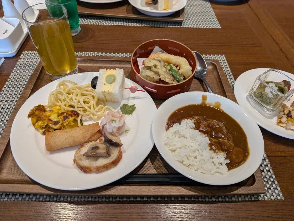 スペイン料理や小鉢が並ぶバイキングのプレート
