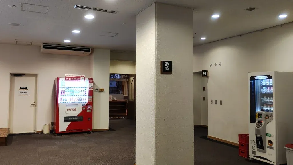 飲み物やアイスが並ぶ湯上がり自販機コーナー
